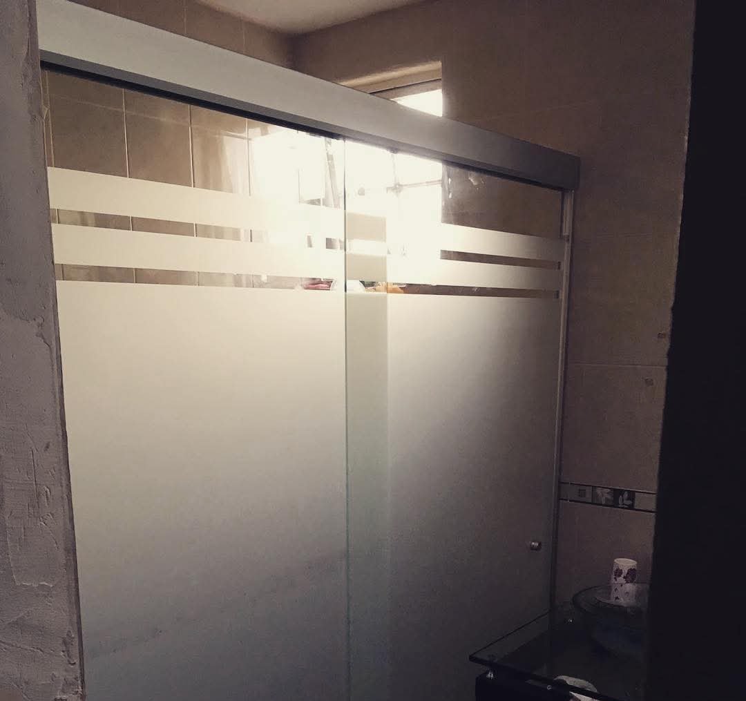 Cancel de baño en cristal esmerilado con franjas transparentes