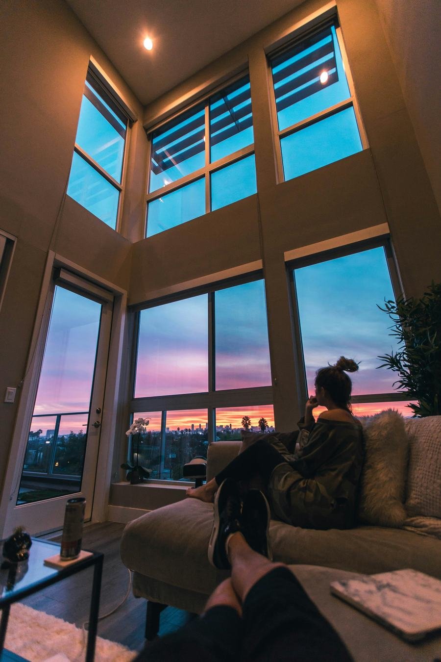 Atardecer visto desde un sillón junto a la ventana